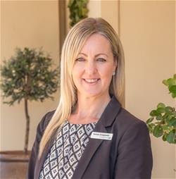 salesperson_7061-866427.jpg
